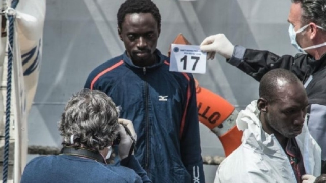 Di cosa parla il nuovo decreto Minniti sull'immigrazione ... - rollingstone.it