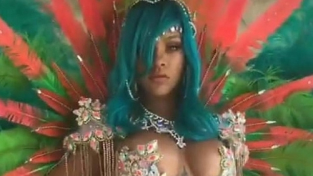 Il look mozzafiato esibito da Rihanna