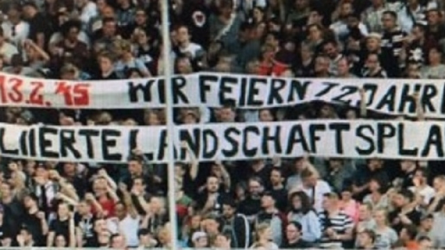 Il vergognoso striscione degli ultras antifa del St. Pauli che festeggia i bombardamenti su Dresda