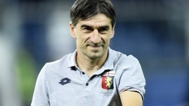 In alto l'allenatore del Genoa Ivan Jurić