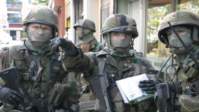 Militari francesi del gruppo anti terrorismo Sentinelle travolti da auto pirata