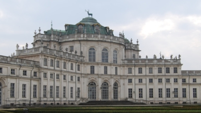 Pensionato travestito da donna minacciava coppiette appartate all'esterno del Palazzino da caccia di Stupinigi, Torino