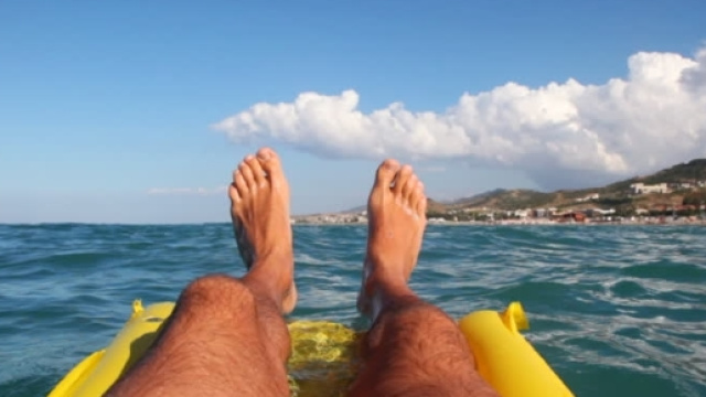 Se l'&egrave; vista brutta Mykhaylo Doroshenko, ucraino di 19 anni, naufrago per tre giorni dopo essersi addormentato in mare su un materassino.