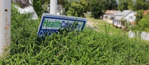 A sign advertising Healthcare.gov / [Image by Paul Sableman via Flickr, CC BY 2.0]
