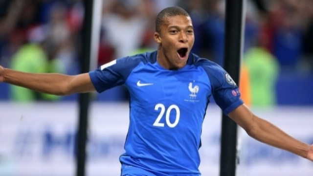 Kylian Mbapp&eacute; c&eacute;l&egrave;brant son but lors du match France &ndash; Pays Bas au Stade de France jeudi soir - 2017