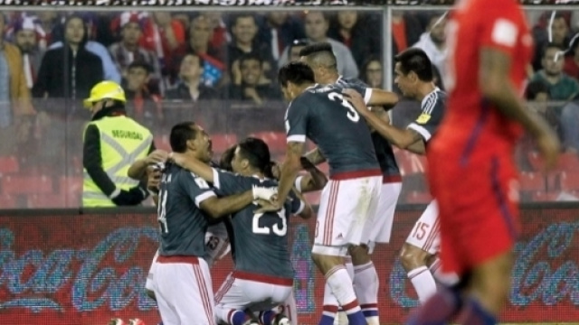 La gioia dei giocatori paraguaiani dopo la grande vittoria di Santiago sul Cile