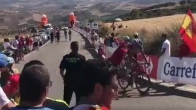 Maxim Belkov buttato per terra durante la salita all'Alto de Torcal