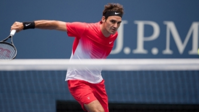 Roger Federer in azione durante il suo match di secondo turno allo US Open 2017
