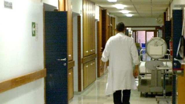 Taranto, bimbo cade dalle scale. I parenti spazientiti devastano l ... - fanpage.it