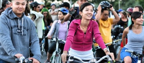 Asian American by Richard Masoner/Cyclelicious Seguir / Flickr