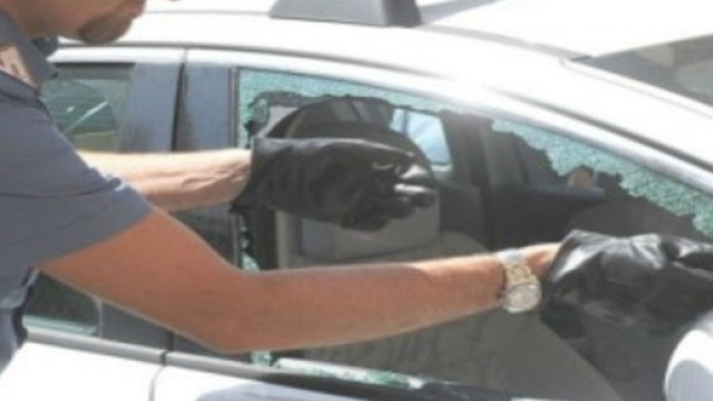 Calabria, 45enne lascia chiusa a chiave in macchina l'anziana madre con disabilit&agrave;