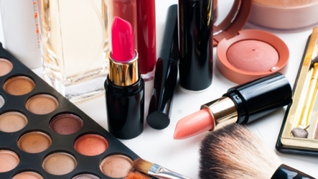 Eliminare le macchie di cosmetici - pulitiefelici.it