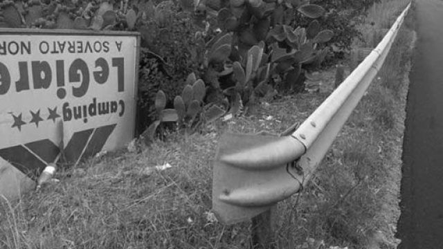 Il cartello capovolto del Camping Le Giare.