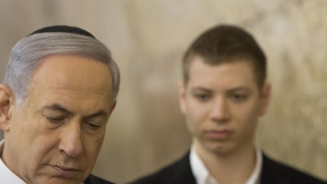 Il premier israeliano Benjamin Netanyahu con il figlio Yair