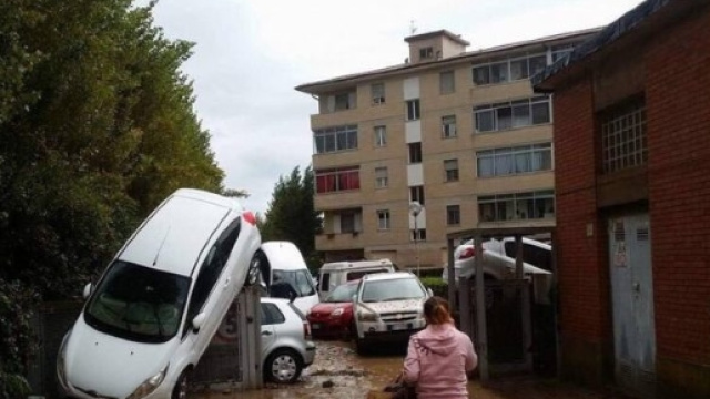 La corrente di acqua e fango ha spazzato via auto, furgoni e scooter (www.iltirreno.it)