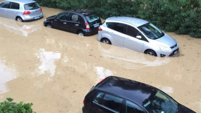 Le macchine circondate dal fango.