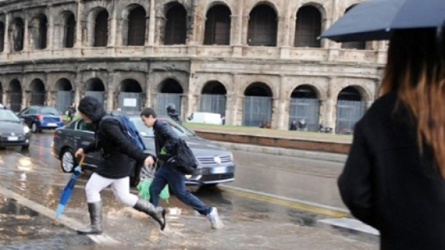 Nubifragio a Roma, citt&agrave; sott'acqua: alberi caduti e gente sui ... - cinquequotidiano.it