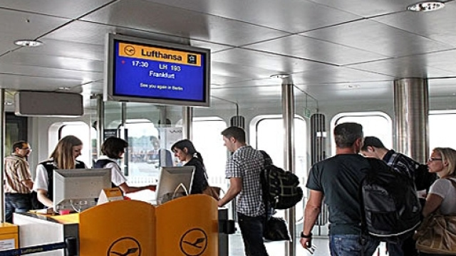 Scene di panico all'aeroporto internazionale di Francoforte per del gas irritante spruzzato sui passeggeri