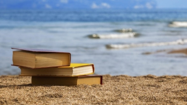 Un (lungo) mare di libri: a Napoli (una volta al mese) - illibraio.it