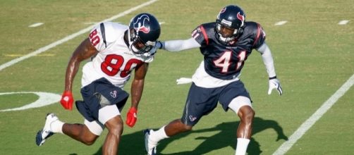 The Texans were falling down all day. LBKing via Wikimedia Commons