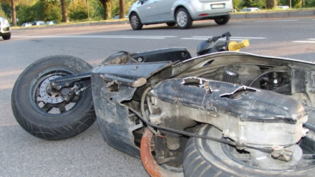Calabria, giovane si schianta contro un muro. (foto di repertorio)