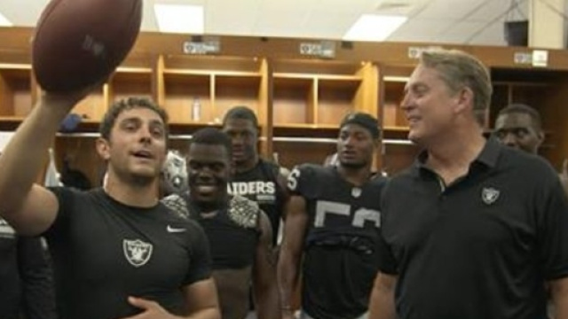 Giorgio Tavecchio riceve dal coach degli Oakland Raiders la palla del match