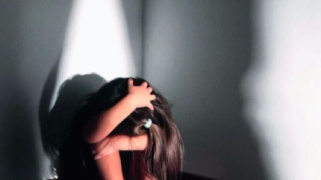 Matrigna indagata per maltrattamenti alla figlia del nuovo compagno