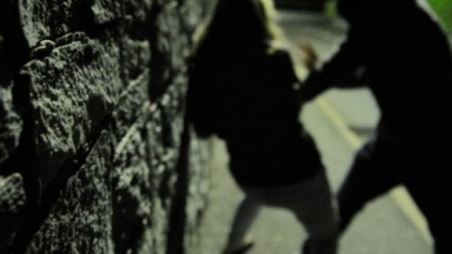 Ragazza finlandese minacciata, picchiata, colpita con una pietra e violentata in pieno centro nella notte romana.