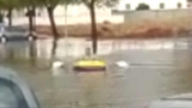 Salento: in canoa tra le strade allagate.