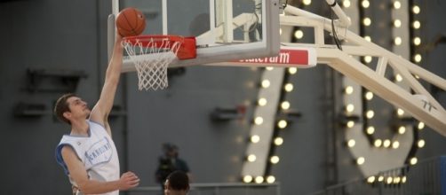 Tyler Zeller with the dunk | Wikimedia Commons | U.S. Navy photo by Mass Communication Specialist 2nd Class James R. Evans/Released