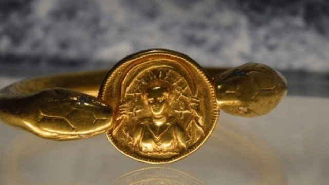Bracciale d'oro in esposizione alla mostra (Fonte:Ansa)
