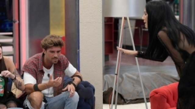 Giulia De Lellis contro Asia Nuccetelli e Antonella Mosetti: il ... - fanpage.it