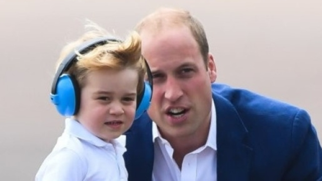 Perch&eacute; il principe William si inginocchia per parlare col figlio - Huffingtonpost