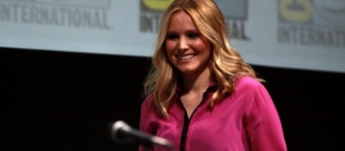 Actress Kristen Bell performed at a shelter for Hurricane Irma evacuees/ Photo via Gage Skidmore, Flickr