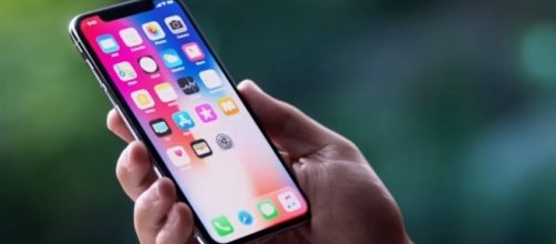 iPhone X boasts an all new edge-to-edge display with face ID. Credits to: Youtube/Apple