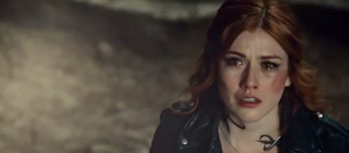 Katherine McNamara returns as Clary Fairchild in the "Shadowhunters" Season 3.