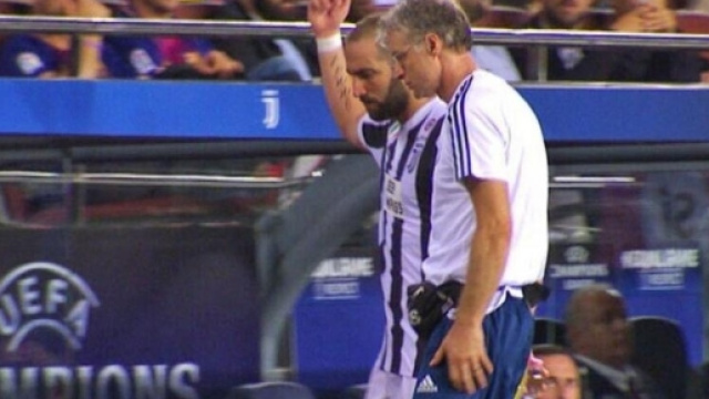 Barcellona-Juventus: dito medio di Higuain. Ora l'attaccante rischia una squalifica