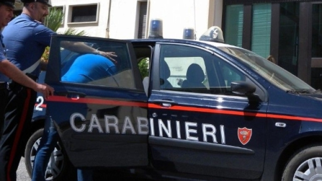 Carabinieri in azione durante un arresto