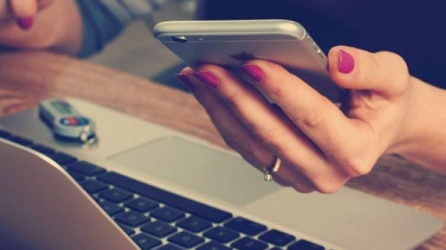 donna impresa ufficio computer telefono cellulare smarphone ... - amalfinotizie.it