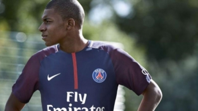 Kylian Mbapp&eacute; cibl&eacute; par un fan excit&eacute; du Celtic (photo via madeinfoot.com)