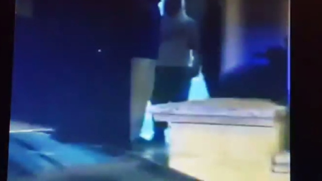 L'omicida di Noemi, fidanzantino 17 enne, esce dalla caserma, saluta e sfida la gente. Foto: Youtube.