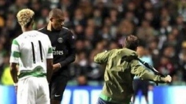 MBapp&eacute; a &eacute;vit&eacute; le supporter du Celtic Glasgow qui voulait le frapper - Photo : Maxifoot.fr
