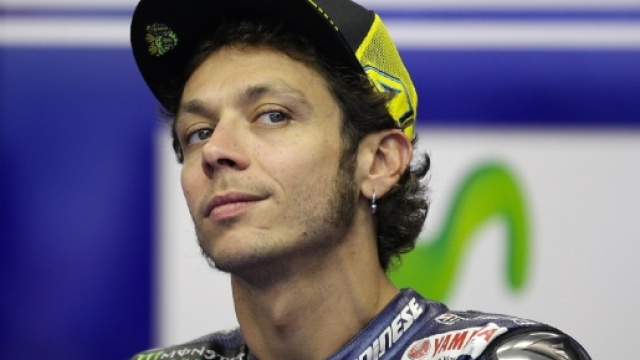 MotoGP 2017 Valentino Rossi testa la resistenza della gamba a misano