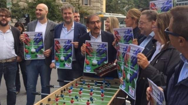 Sfida a calcio balilla per protestare contro la legge Fiano.