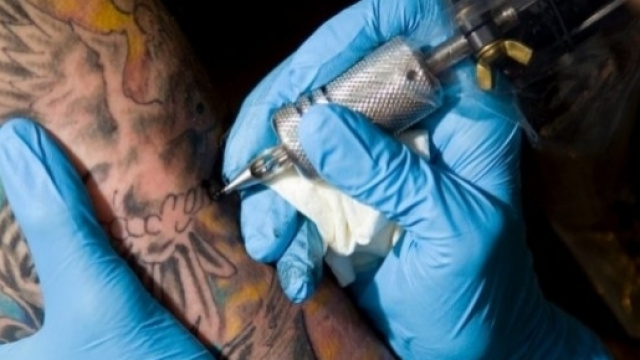 Tatuaggi pericolosi: i risultati di uno studio recente