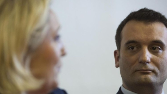 Un regard distant et de s&eacute;paration entre les deux amants id&eacute;ologiques d'hier.