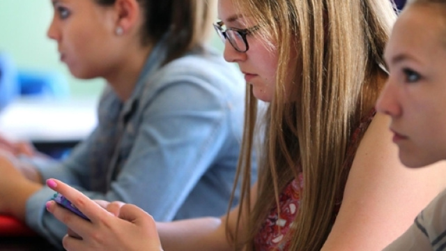 Un si netto del ministro Valeria Fedeli all'utilizzo dgli smartphone nelle classi delle scuole.Fonte:https://www.skuola.net/
