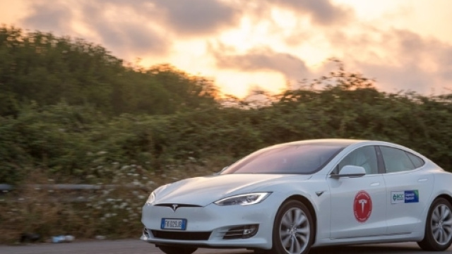 Un team italiano ha percorso 1000 chilometri su una Tesla senza ... - wired.it