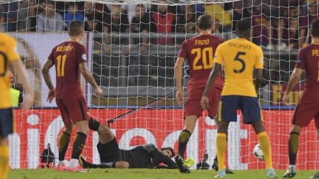 Una delle tante parate di Alisson.