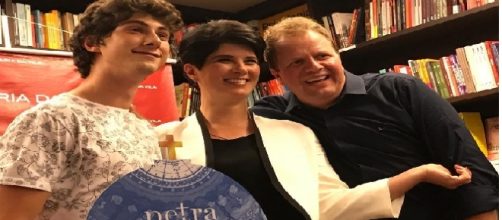 Foto muito rara: Mariana Godoy ao lado do filho e do marido, que j&aacute; foi padre